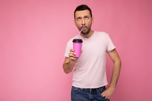 Bonito engraçado alegre jovem morena com barba por fazer e barba vestindo camiseta branca isolada