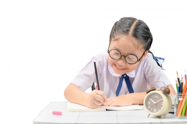 Bonito estudante asiática fazendo lição de casa