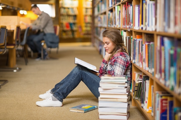 Bonito, estudante, livro leitura, ligado, biblioteca, chão