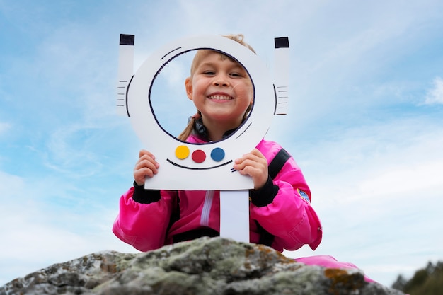 Foto bonito garoto astronauta jogando