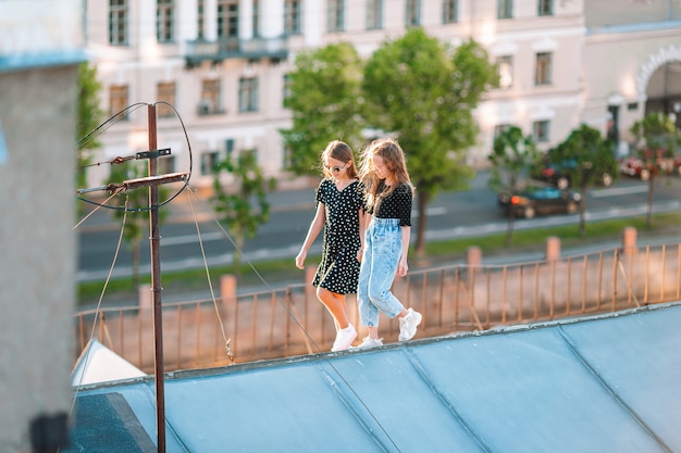 Bonito girlson telhado desfrutando com vista do pôr do sol em São Petersburgo na Rússia