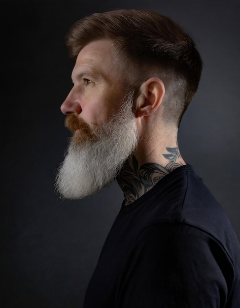 bonito hipster de camisa homem barbudo com tatuagem