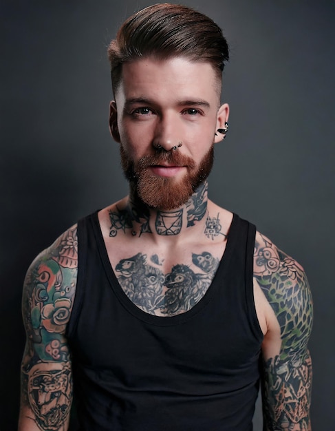 bonito hipster de camisa homem barbudo com tatuagem