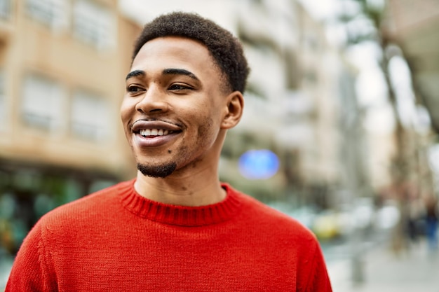 Bonito homem afro-americano ao ar livre