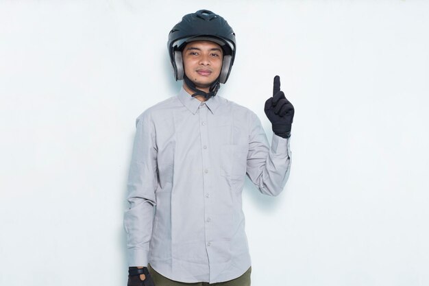 bonito homem asiático com capacete de motociclista apontando para diferentes direções com os dedos