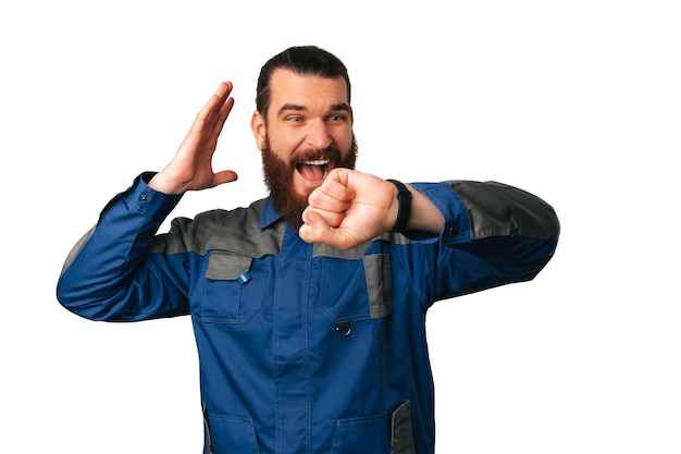 Foto bonito homem barbudo está olhando para o relógio de pulso e percebe que está atrasado