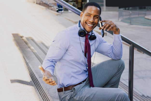 Bonito homem de negócios afro-americano CEO em um elegante terno elegante corporativo