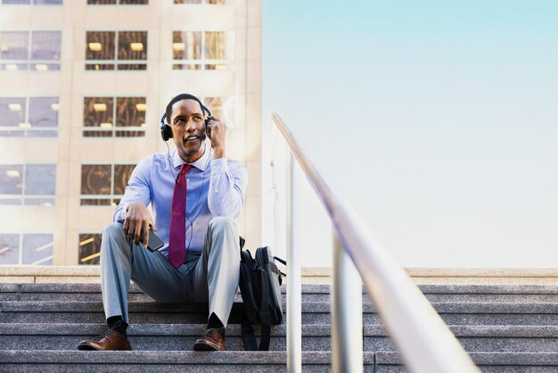 Bonito homem de negócios afro-americano ceo em um elegante terno elegante corporativo