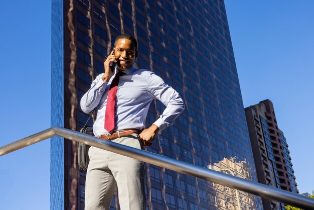 Bonito homem de negócios afro-americano ceo em um elegante terno elegante corporativo