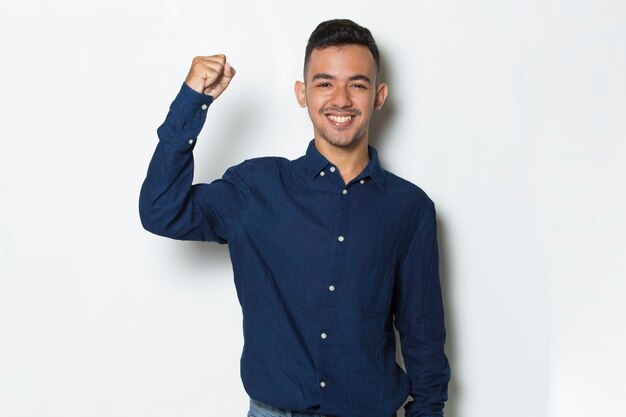 bonito homem de negócios feliz e animado comemorando a vitória e expressando grande sucesso