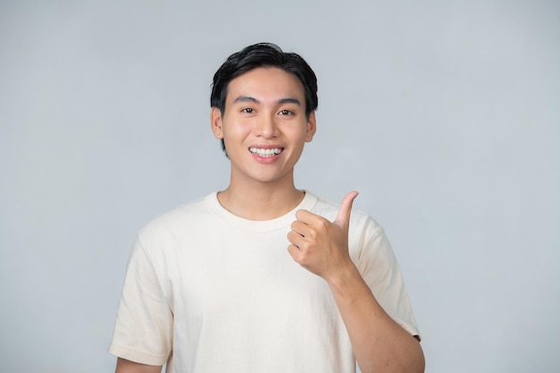 Bonito homem feliz sorrindo e polegares para cima isolado no fundo branco