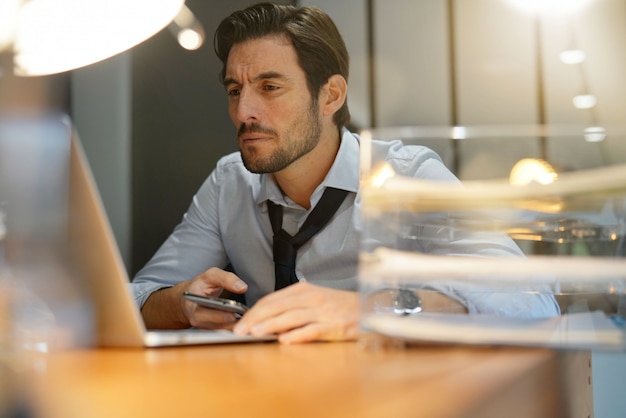 Bonito, homem negócios, trabalhando, tarde, modernos, escritório