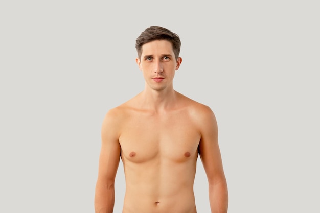 Bonito homem sem camisa Estilo de vida saudável Cuidados com o corpo masculino Higiene aliciamento Cara atlético atraente olhando para câmera isolada no fundo do espaço de cópia branco