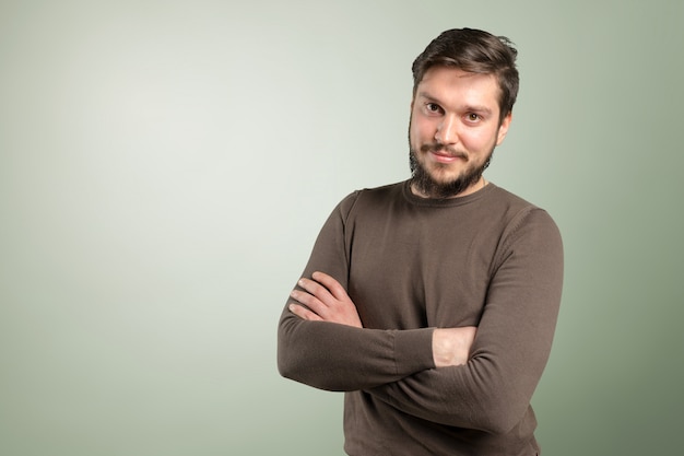 Bonito homem sorridente. Retrato de estúdio.