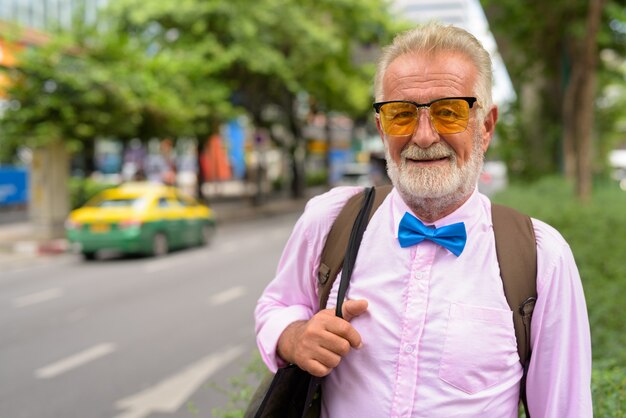 Bonito homem turista sênior explorando a cidade de Bangkok, Tailândia