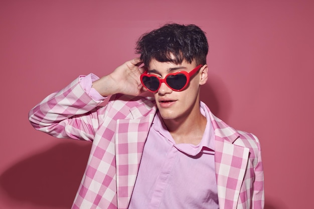 Foto bonito homem xadrez blazer moda estilo moderno óculos fundo rosa inalterado