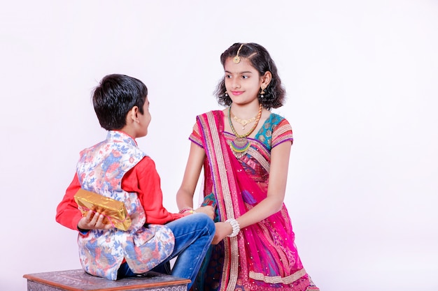 Bonito irmão indiano e irmã comemorando o festival raksha bandhan,
