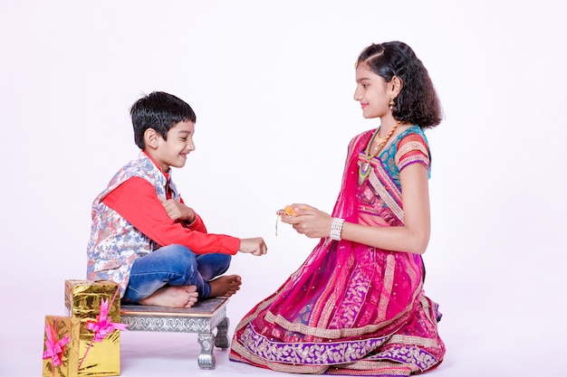 Bonito irmão indiano e irmã comemorando o festival raksha bandhan,