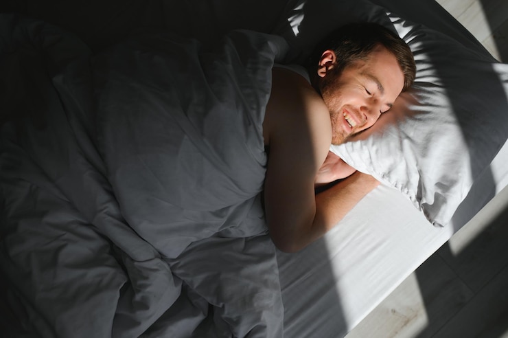 Foto bonito jovem dormindo na cama
