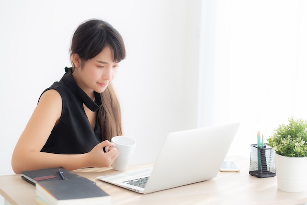 Bonito, jovem, freelance, mulher asian, sorrindo, trabalhando, e, ligado, computador laptop