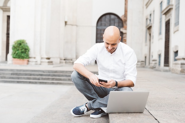 Bonito, jovem, homem negócios, em, um, camisa branca, trabalhando, com, um, laptop