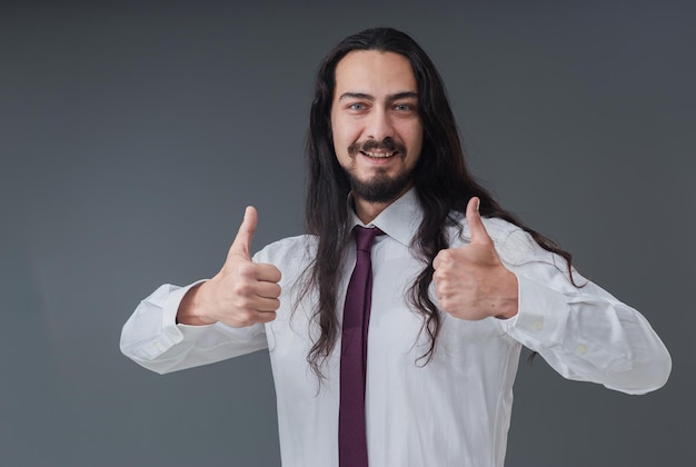 Bonito jovem italiano está gesticulando que tudo está bem e bom sinal com as mãos