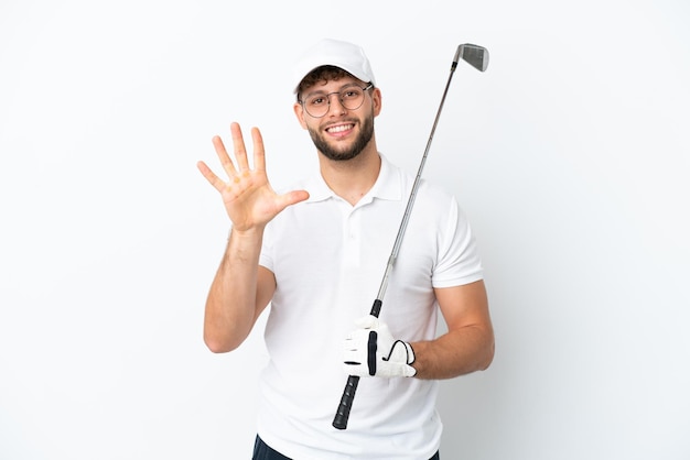 Bonito jovem jogando golfe isolado no fundo branco contando cinco com os dedos