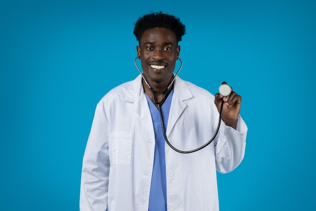 Bonito jovem médico negro posando em azul