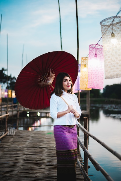 Bonito, mulher asian, em, local, vestido, segurando, guarda-chuva, ficar, ligado, ponte bambu, em, arroz, fi