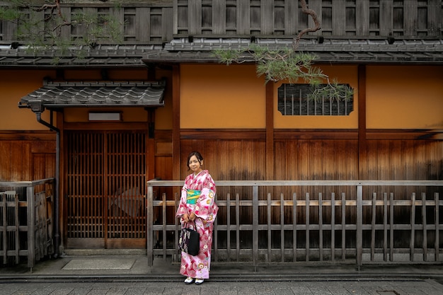 Bonito, mulher, desgastar, quimono, ficar, frente, a, madeira, tradicional, casa, em, kyoto,