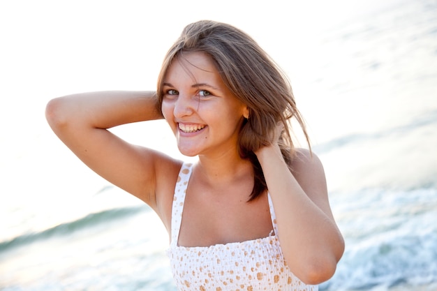 Bonito, mulher jovem, levantando praia