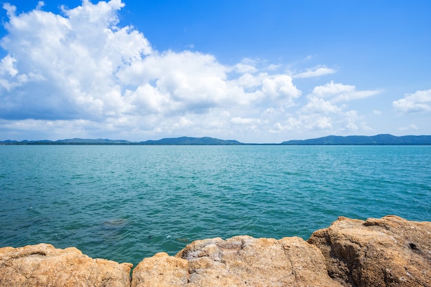 Bonito o mar na praia do lao do chao do chapéu em Chanthaburi, Tailândia.