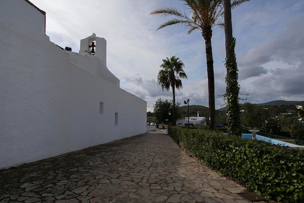 Bonito paisaje de cielos montañas y vegetación desde la fachada lateral de la iglesia de Santa Eulalia en Ibiza