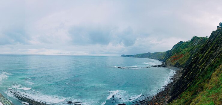 Foto bonito paisaje de la costa vasca cerca de deba
