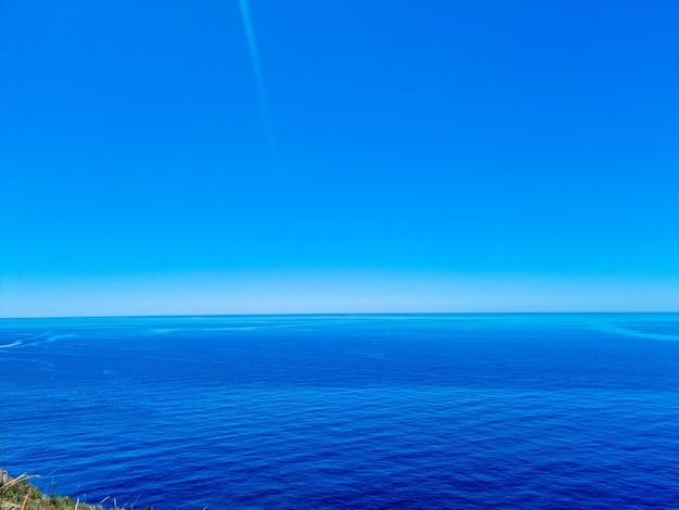 Bonito paisaje marino desde un acantilado.