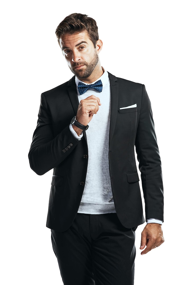 Foto bonito papagaio e retrato de homem em estúdio com luxo elegante e smoking elegante para casamento modelo de moda e pessoa confiante do canadá com terno para evento de gravata preta com fundo branco