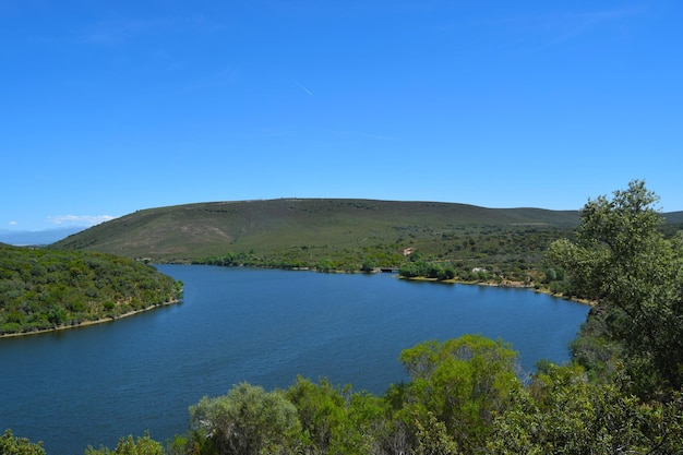 Bonito paso sobre el río en Monfregue