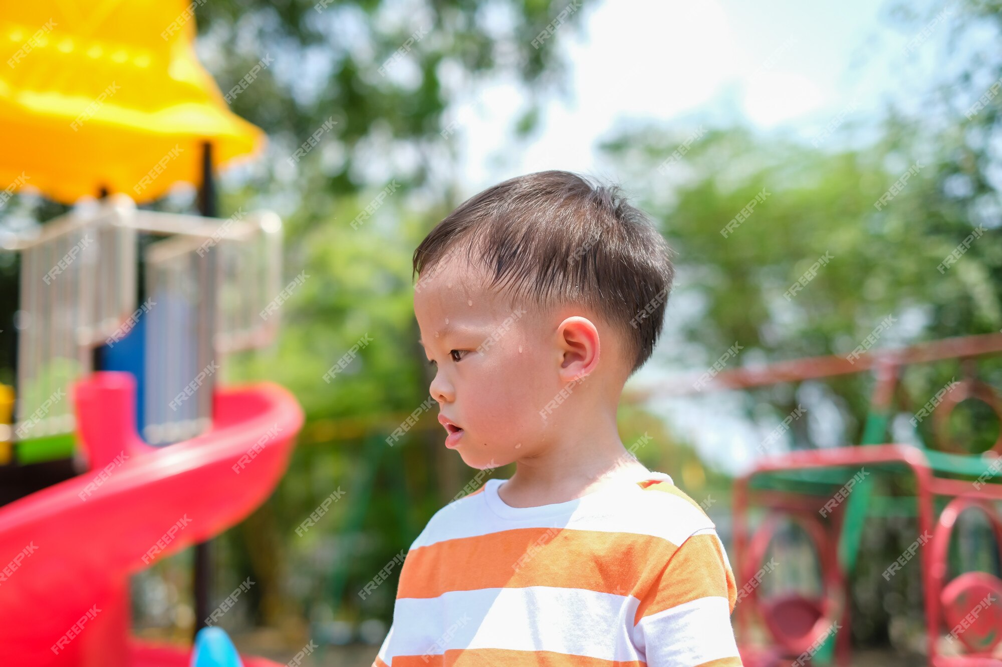 Cute Little Asian 2 - 3 Anos De Idade Criança Menino Criança Se Divertindo  Brincando Com Blocos De Plástico Coloridos Dentro De Casa No Jogo Escola /  Creche / Sala De Estar