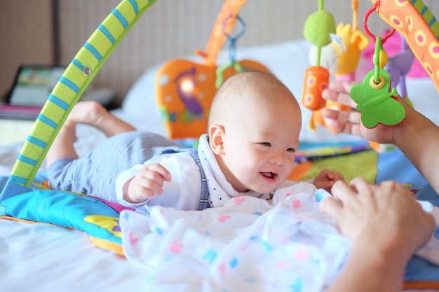 Bonito pequeno asiático 5 - 6 meses de idade bebé menino em tempo de barriga