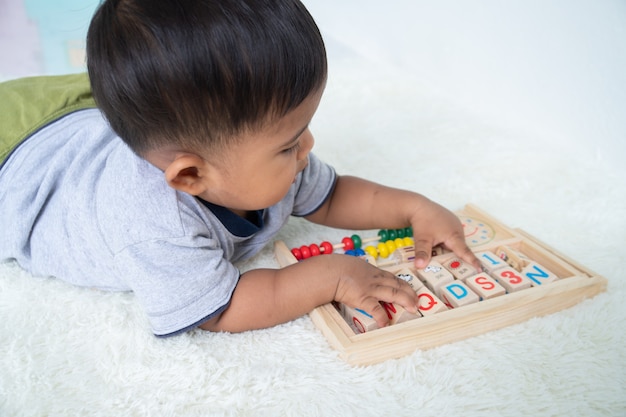 Bonito, pequeno, asin, menino bebê, tocando, com, brinquedo madeira