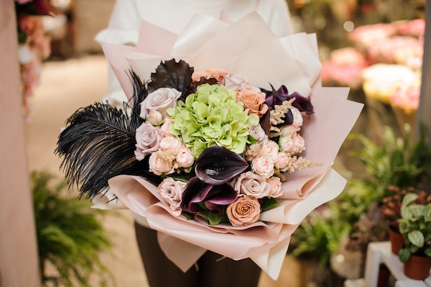 Bonito ramo de flores hermosas en manos de mujer