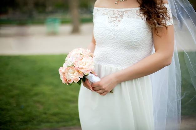 Bonito ramo de novia en la mano de la novia