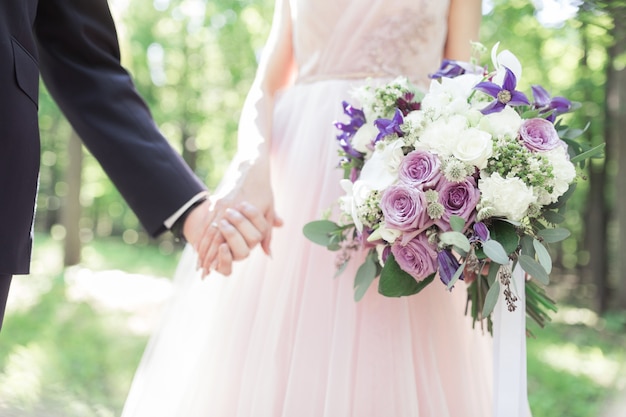 Bonito ramo de novia en la mano de los novios