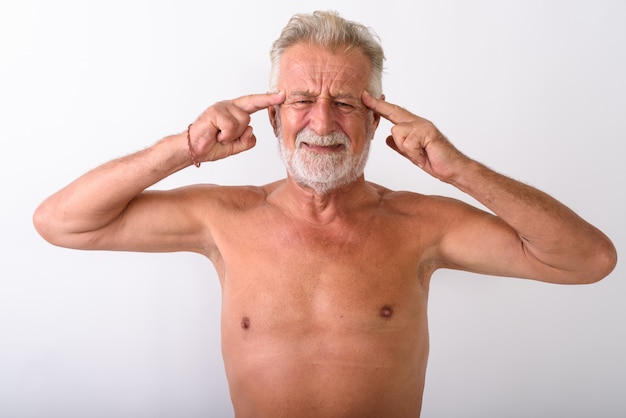 bonito sênior barbudo com dor de cabeça sem camisa no branco