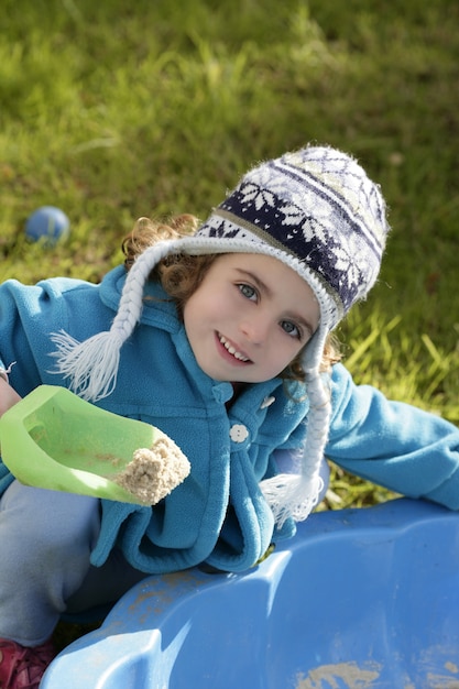 Bonito, toddler, menina, inverno, chapéu, retrato, ao ar livre