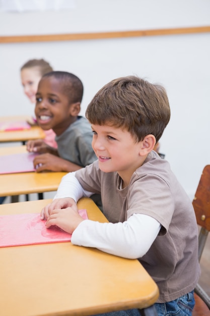 Bonitos alunos ouvindo atentamente em sala de aula