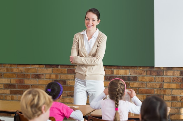 Bonitos alunos ouvindo seu professor em sala de aula
