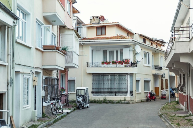 Bonitos edificios residenciales de dos pisos con un patio acogedor Arquitectura moderna