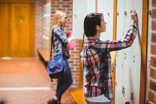 Foto bonitos estudiantes abriendo casilleros