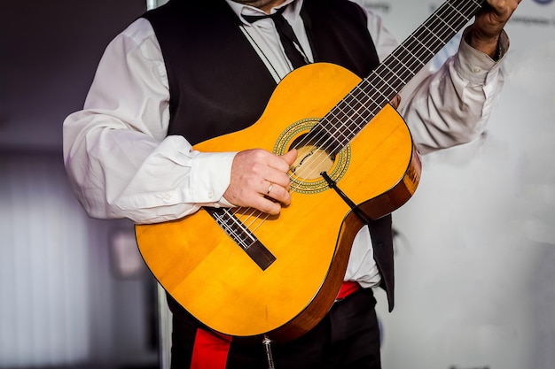 Bonitos jovens tocando guitarra